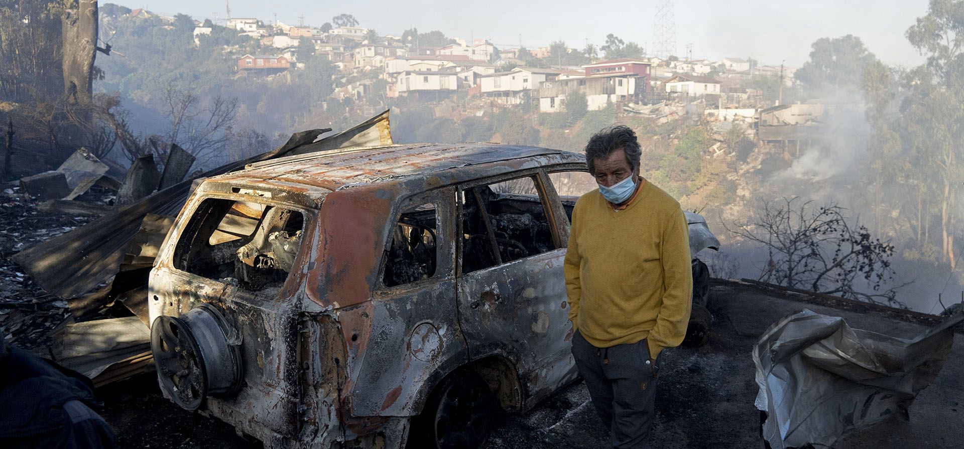 Un hombre junto a autos calcinados después de incendios en Viña del Mar, Chile, el viernes 23 de diciembre de 2022. (Foto AP/Matias Basualdo)