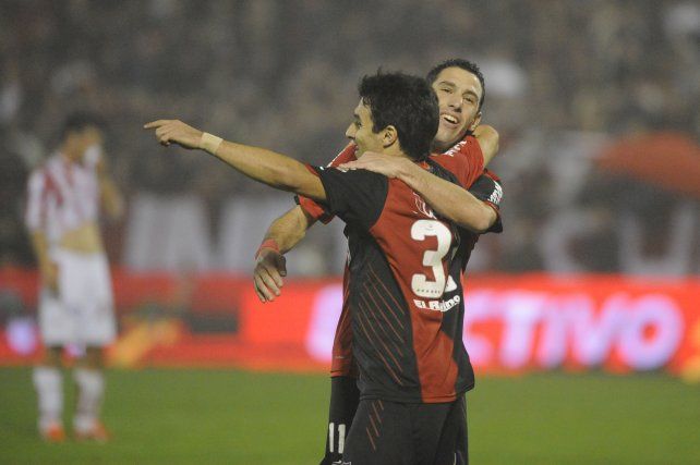 Juntos a la par. Maxi Rodríguez y Nacho Scocco fueron fundamentales en el título de 2013.