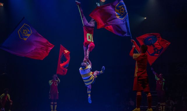 Banderas. El 10 estuve presente en el show como número emblemático. Los acróbatas se movieron destreza.