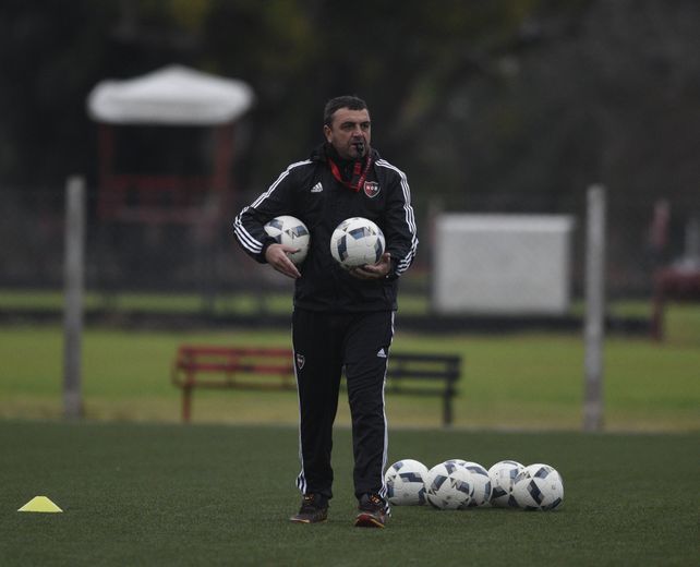 Al pie del cañón. Osella está encima de los jugadores en cada práctica y siempre pregona jugar con intensidad.