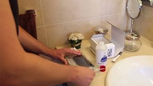 Crean una solución química que quita la humedad de los celulares mojados