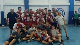 Unidos por Eche. El equipo de veteranos posa para la foto con los jugadores de las divisiones inferiores.
