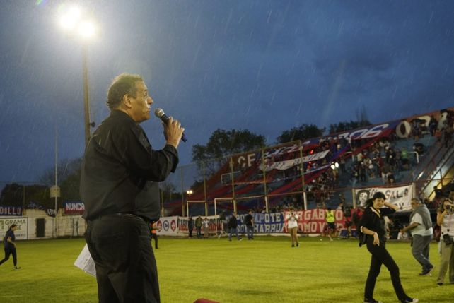 Carlos Lancelotti agradeció a todos bajo la lluvia.