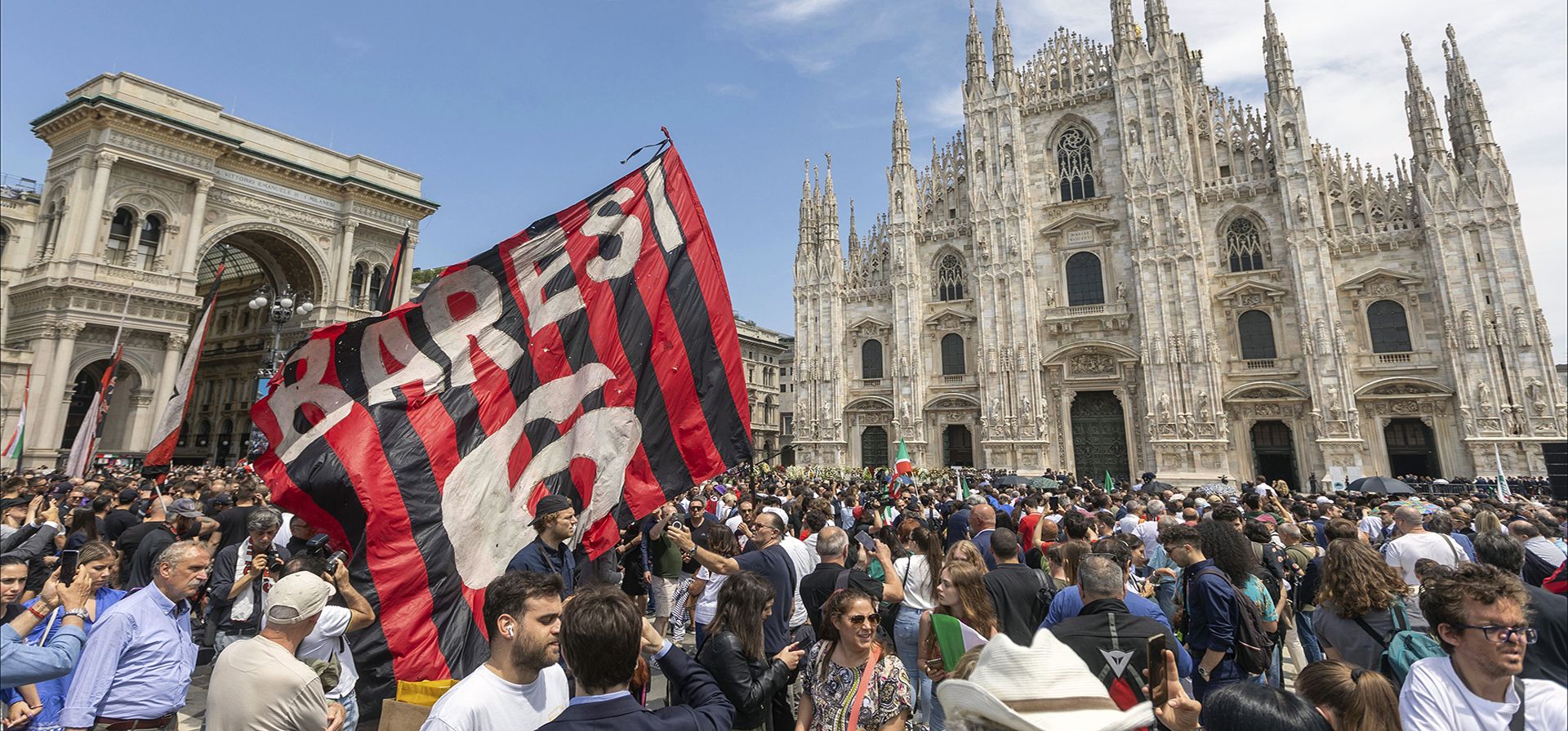 Una multitud espera el coche fúnebre con el ataúd del magnate de los medios y ex primer ministro italiano Silvio Berlusconi para llegar a la Catedral Gótica de Milán para su funeral de estado en el norte de Italia, el miércoles 14 de junio de 2023.(Foto AP/Luca Bruno) Una multitud espera el coche fúnebre con el ataúd del magnate de los medios y ex primer ministro italiano Silvio Berlusconi para llegar a la Catedral Gótica de Milán para su funeral de estado en el norte de Italia, el miércoles 14 de junio de 2023.(Foto AP/Luca Bruno)