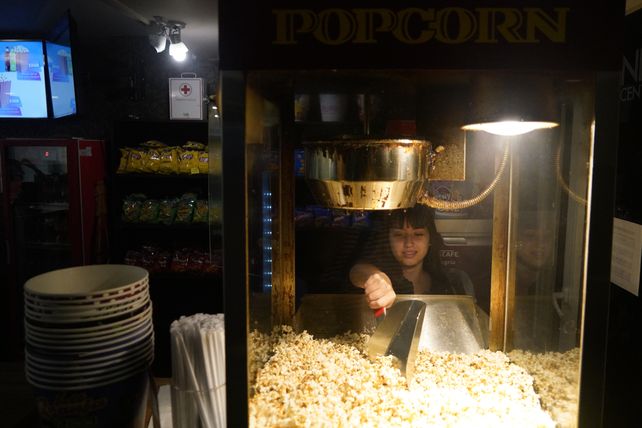 La pochoclera es la gran estrella del cine y el pochoclo, el producto que más elige el público para acompañar las películas.