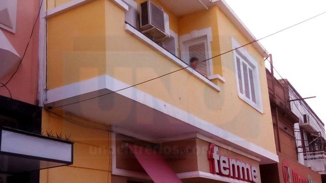 Paraná: Niño sólo asomado a un balcón, generó revuelo en la Peatonal