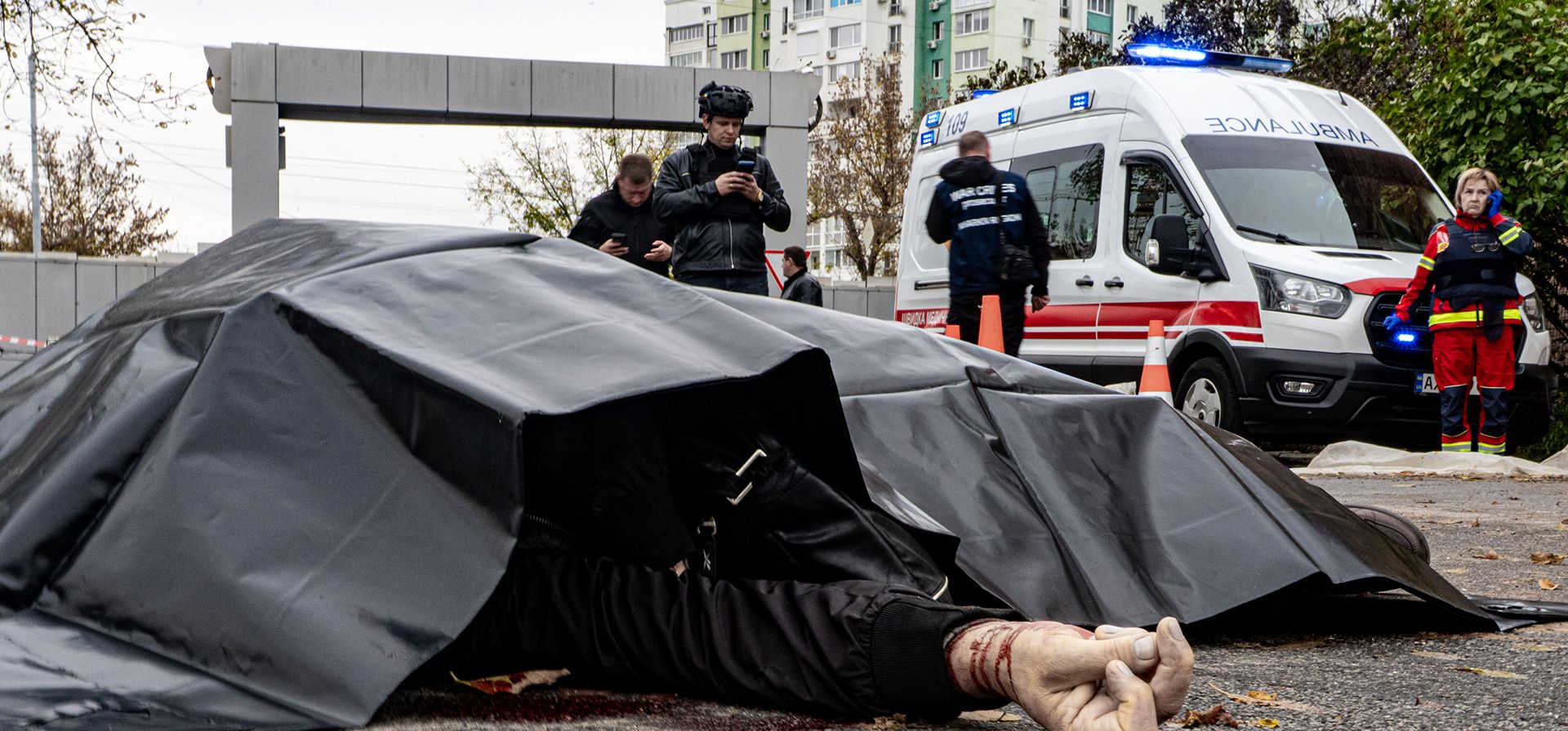 El cuerpo de un civil yace en una calle tras un ataque aéreo ruso en Járkiv, Ucrania, el viernes 16 de octubre de 2026. (Foto AP/Andrii Marienko) El cuerpo de un civil yace en una calle tras un ataque aéreo ruso en Járkiv, Ucrania, el viernes 16 de octubre de 2026. (Foto AP/Andrii Marienko)