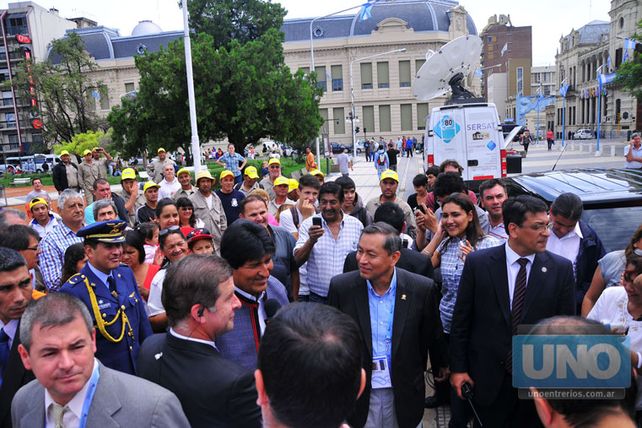 Graciela tenía el pálpito de que iba a conocer a Evo Morales. Salió hasta el centro y mientras regresaba a su casa se lo cruzó saludando a la gente en una esquina. Foto UNO/Juan Manuel Hernández