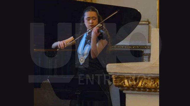 La joven violinista Josefina Martín estuvo en el Teatro Colón