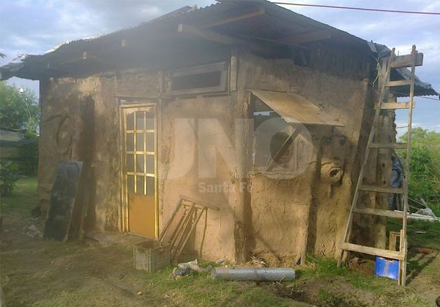 Casi lista. Le falta muy poco a la casa de la familia de Meli. Ella y sus hijos aportan en la edificación. Gentileza Voluntarismo Verde