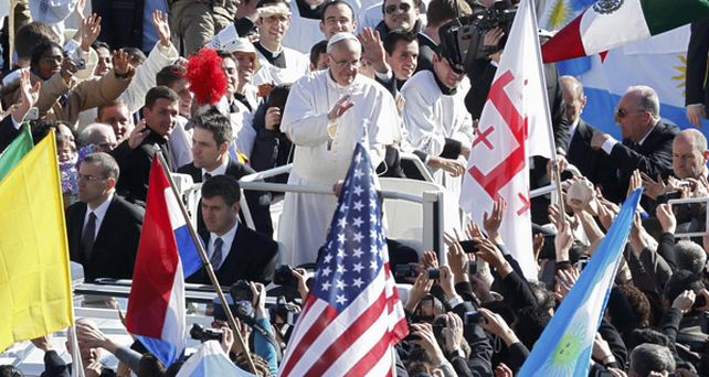 El papamòvil recorrió la Plaza San Pedro y despertó el fervor de la multitud que aguardaba la ceremonia.
