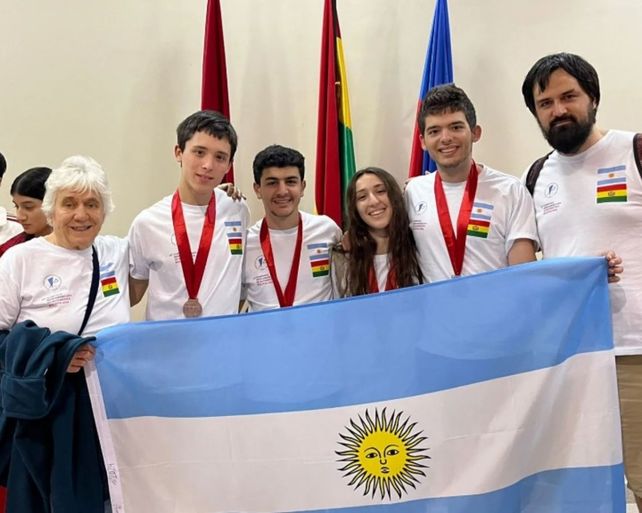 Ignacio Daniele (segundo desde la derecha) con su medalla de plata obtenida en Bolivia.