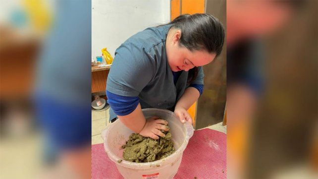 Diamante: jóvenes realizan macetas de yerba reciclada