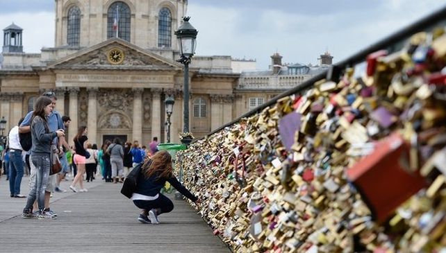 La tendencia de los ‘candados de amor’ colocados por las parejas en monumentos de todo el mundo llegó en 2008 al Puente de las Artes en París.