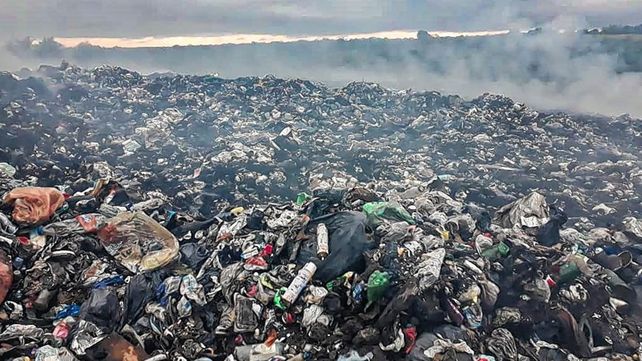 Preocupan las quemas en el basural a cielo abierto de Santa Elena