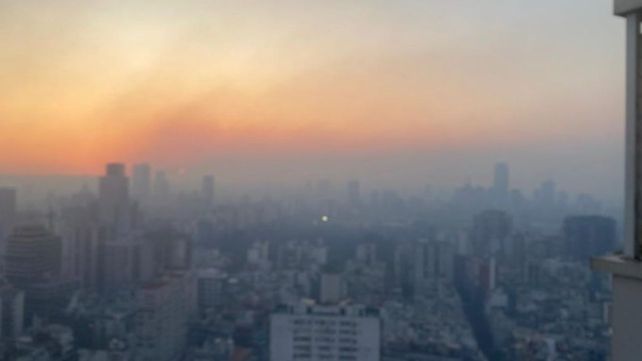 El norte de la provincia de Buenos Aires y la Ciudad de Buenos Aires están invadidas del humo por la quema de pastizales en las islas.&nbsp; (Foto: vía Twitter @EnriqueViale)