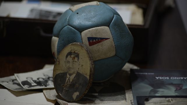 Objetos de gran valor histórico y afectivo recuerdan al mayor de los ídolos del fútbol rosarino.