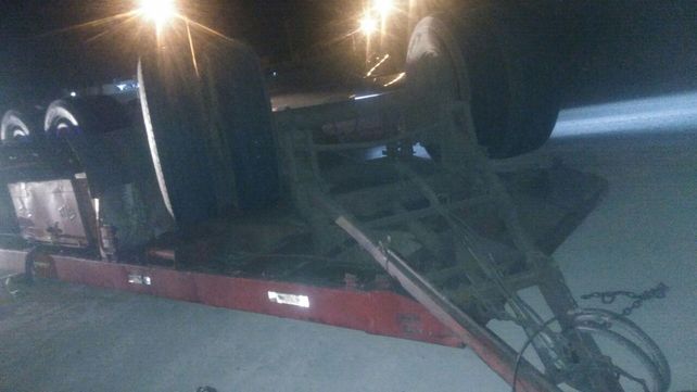 Un camión cargado de tarimas de madera volcó en el Acceso Norte