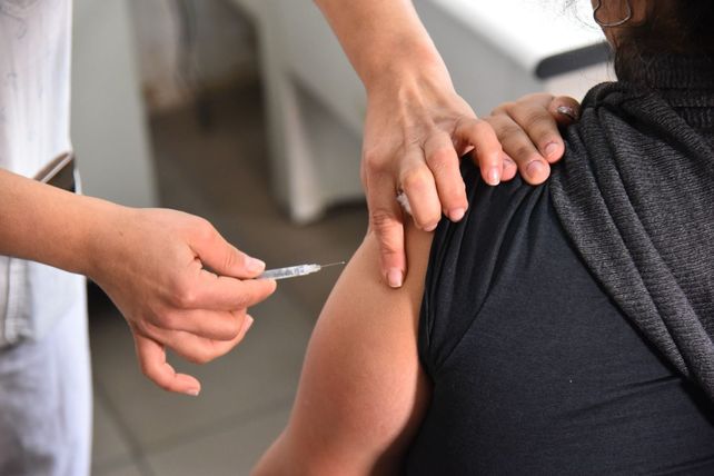 En alerta. La vacunación contra el dengue empezó con los más jóvenes y eso incrementó la demanda en los privados&nbsp;