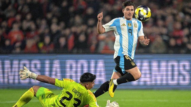 La Argentina le ganó con lo justo a Chile y la dejó casi afuera del Mundial