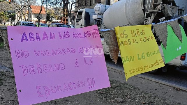 Las actividades de protesta de Padres Organizados incluyeron bocinazos y la colocación de mensajes de parte de los niños en lugares estratégicos de la ciudad.