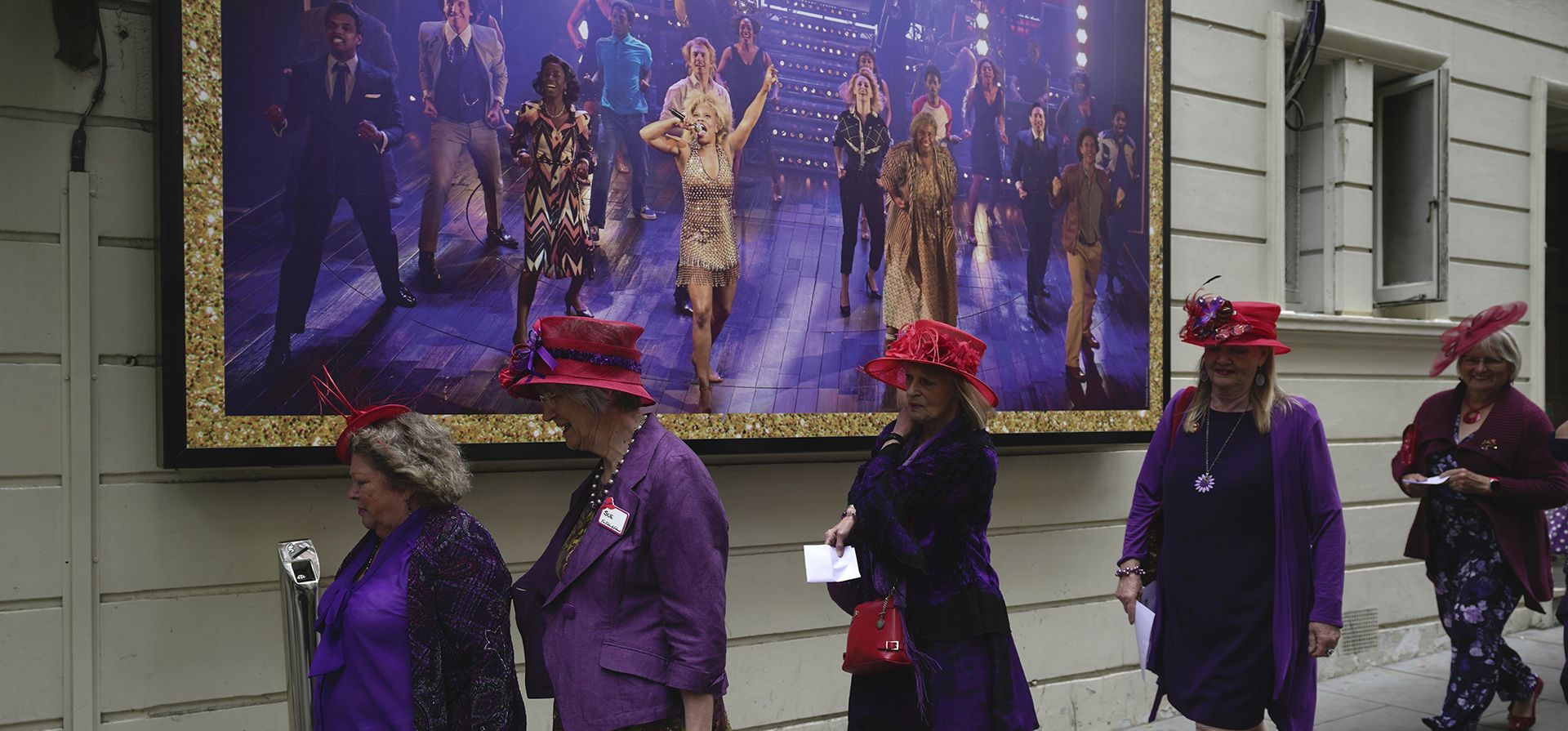 El público se alinea para ingresar al Teatro Aldwych en Londres, el jueves 25 de mayo de 2023. El Teatro Aldwych de Londres alberga el musical de Tina Turner, donde los fanáticos rinden homenaje a la imparable cantante y artista de teatro que murió el miércoles, después de una larga enfermedad en su casa, en Kuesnacht, cerca de Zúrich, Suiza. (Foto AP/Kin Cheung) El público se alinea para ingresar al Teatro Aldwych en Londres, el jueves 25 de mayo de 2023. El Teatro Aldwych de Londres alberga el musical de Tina Turner, donde los fanáticos rinden homenaje a la imparable cantante y artista de teatro que murió el miércoles, después de una larga enfermedad en su casa, en Kuesnacht, cerca de Zúrich, Suiza. (Foto AP/Kin Cheung)