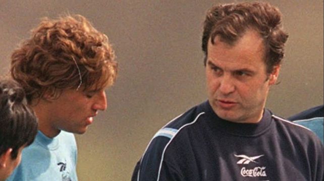 Hernán Crespo y Marcelo Bielsa durante la etapa en que ambos estaban en la selección