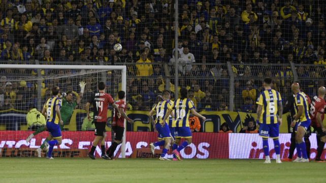 Golazo para Central. Franco Ibarra (5) observa el trayecto de la pelota enviada por Di María y que está a punto de ingresar en el arco de Newells.