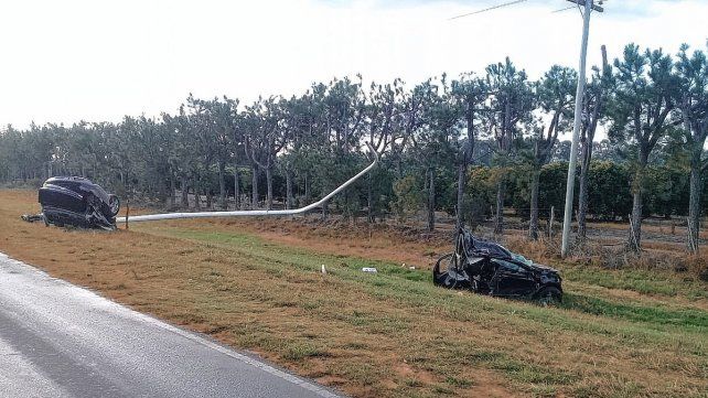 Un auto se partió en dos y el conductor sufrió graves golpes