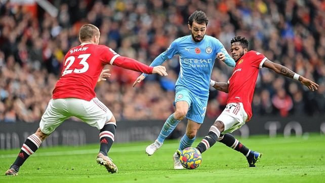 Manchester City se quedó con el clásico al superar como visitante al United por 2-0.