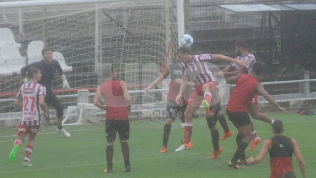 La gran mayoría del amistoso se disputó bajo una copiosa lluvia.&nbsp;