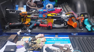 Los elementos secuestrados por la policía tras el asalto a una ferretería en zona norte.&nbsp;
