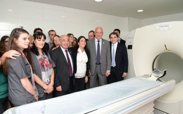 El gobernador y el ministro Mario Drisun junto a los profesionales del hospital San José.