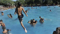 Al agua. Arranca un fin de semana en el que habrá que estar cerca de alguna pileta, de la ribera y con buena sombra. Al agua. Arranca un fin de semana en el que habrá que estar cerca de alguna pileta, de la ribera y con buena sombra.