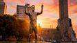 Proponen construir una estatua de Lionel Messi que los rosarinos puedan abrazar