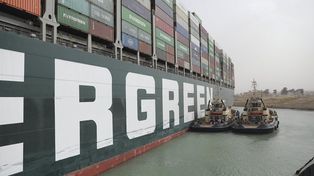 El barco Ever Given continua encallado y se pierden 9.500 millones de euros por día