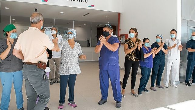 Así fue el emotivo regreso al hospital del director de Iturraspe tras recuperarse de Covid-19