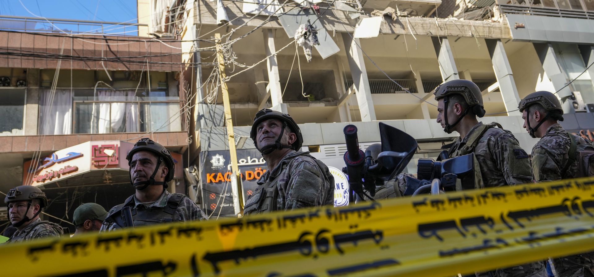 Soldados libaneses acordonan el área en el lugar de un ataque aéreo israelí en los suburbios del sur de Beirut, el jueves 26 de septiembre de 2024. (Foto AP/Hassan Ammar) Soldados libaneses acordonan el área en el lugar de un ataque aéreo israelí en los suburbios del sur de Beirut, el jueves 26 de septiembre de 2024. (Foto AP/Hassan Ammar)