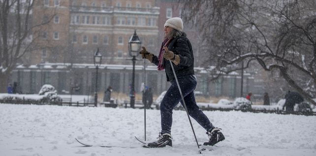 Una mujer monta esquís en Washington Square Park en Nueva York. Una poderosa tormenta del noreste barrió la costa este el sábado, amenazando con enterrar partes de 10 estados bajo una nieve profunda y copiosa acompañada de inundaciones costeras y fuertes vientos.