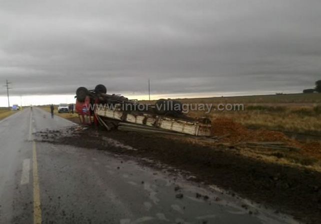Impactante vuelco de un camión en la ruta 18