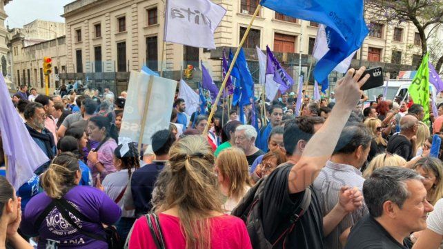 Se movilizaron en Paraná por la salud y educación públicas