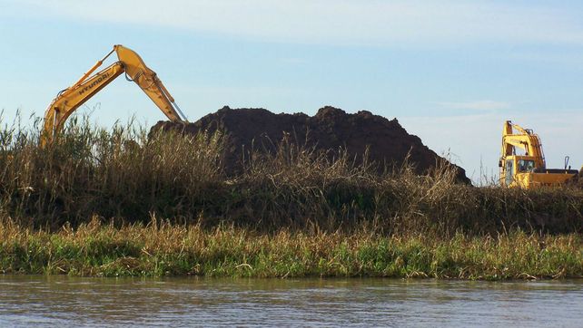 Retroexcavadora. El movimiento de tierra es habitual y sus efectos generan inconvenientes ambientales.