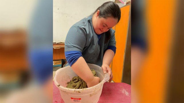 Diamante: jóvenes realizan macetas de yerba reciclada