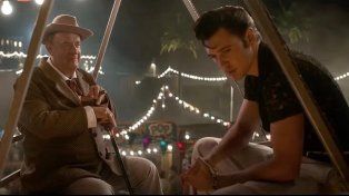 Tom Hanks interpreta al “Coronel” Tom Parker, el manager de Elvis, a cargo de Austin Butler.