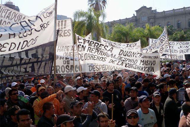 Manifestantes de la Uocra reclamaron por los despidos en toda la provincia
