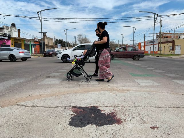 Una mancha de sangre ti&ntilde;&oacute; el pavimento donde cay&oacute; malherido Nico R&iacute;os la noche del lunes.