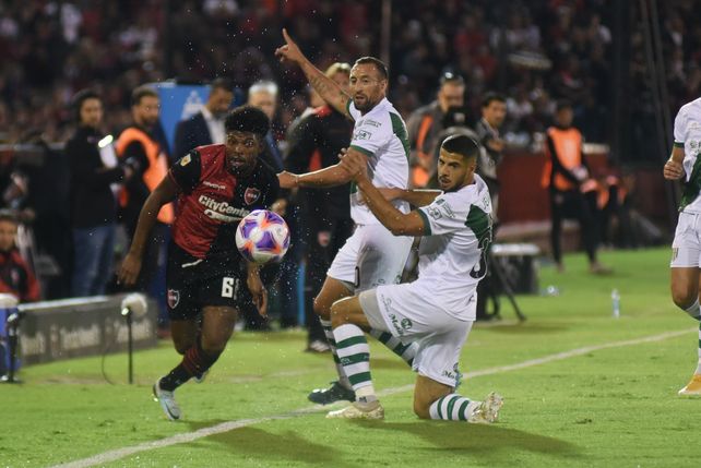 El colombiano Mosquera marcó un golazo con una corrida de más de 70 metros.