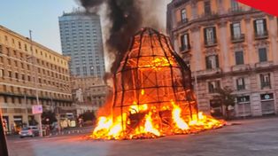 La escultura, emplazada &nbsp;frente al muelle Beverello, fue completamente destruida por el fuego.&nbsp;