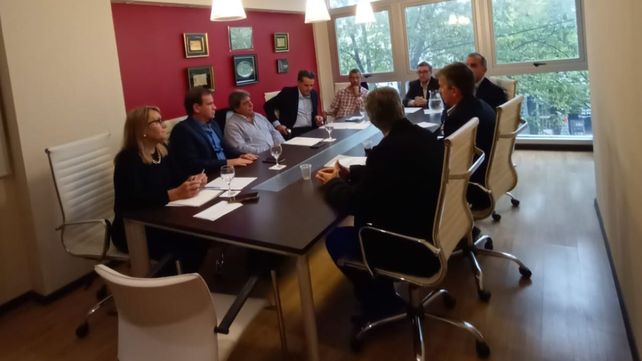 La firma del convenio con Banco de Santa Fe y Plus Pagos se realizó en la sede de Casar. 