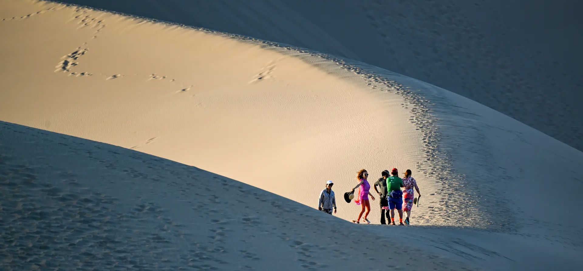 Valle de la Muerte, Estados Unidos. Turistas visitan las dunas de arena de Mesquite Flat al atardecer en el parque nacional del Valle de la Muerte, California. Fotografía: Agencia Anadolu/Getty Images